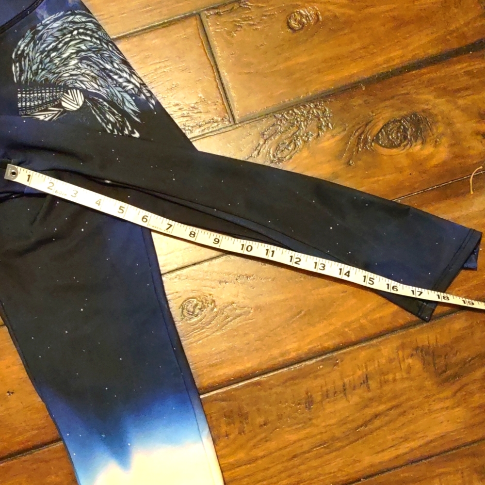 "Onzie" brand. Matching sport bra and Capri leggings. Both Size M/L. - Picture 11 of 12